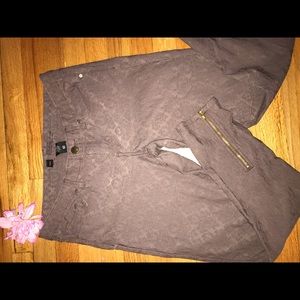 Shinny pants with zipper at the ankles